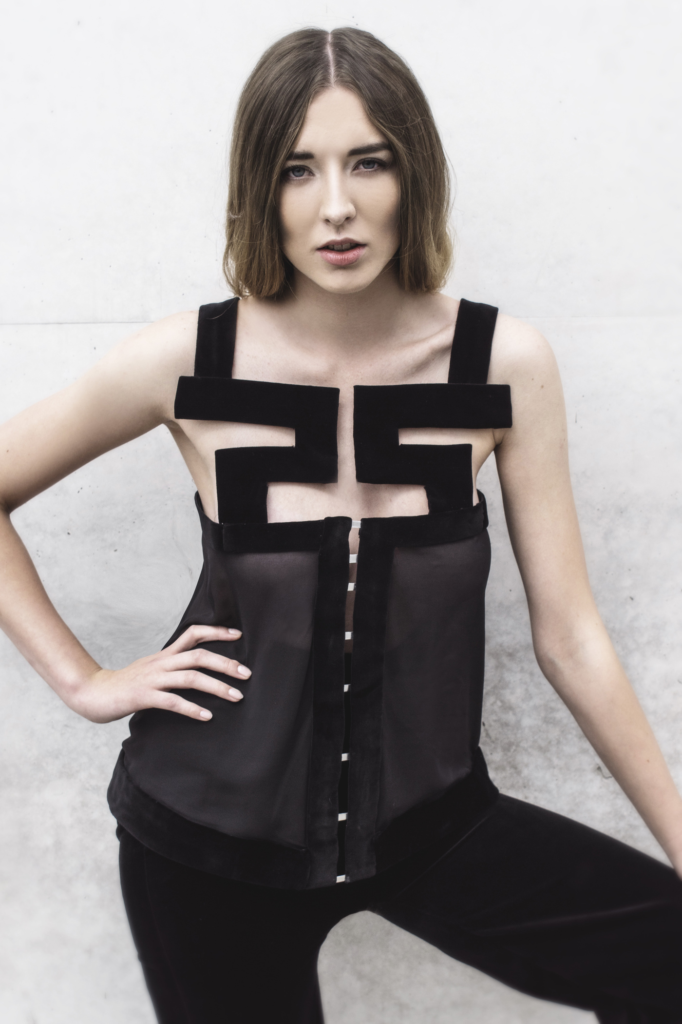 Look 2

Geometrical silk top with high-waisted, velvet trousers 