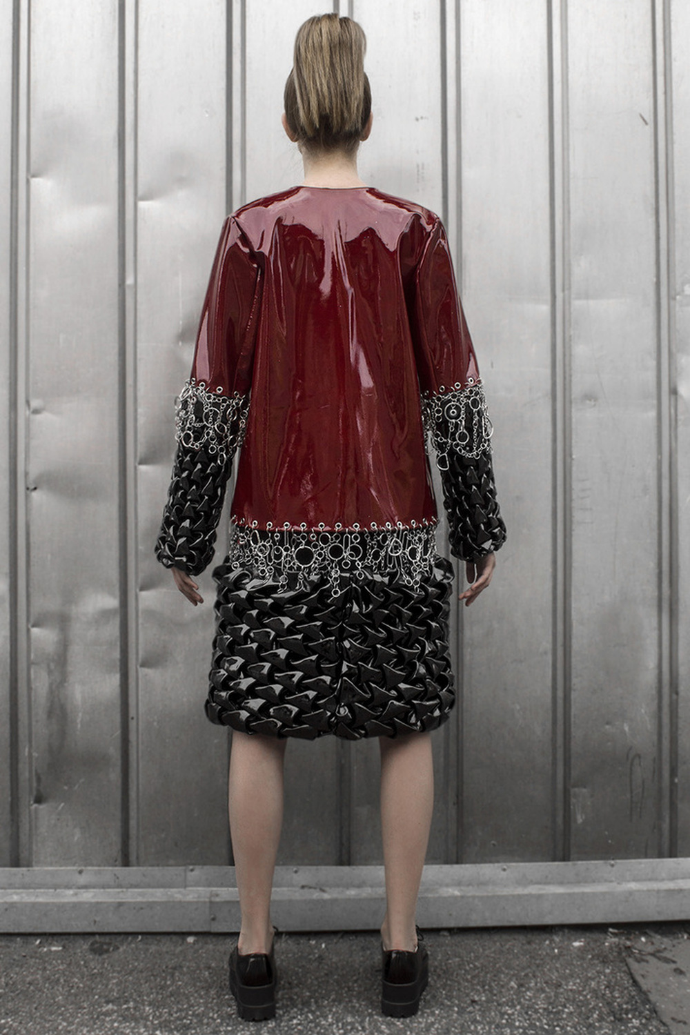 Look 2


Lacquered leather coat with raw metal embellishments and hand-smocked  3-D fabric. 