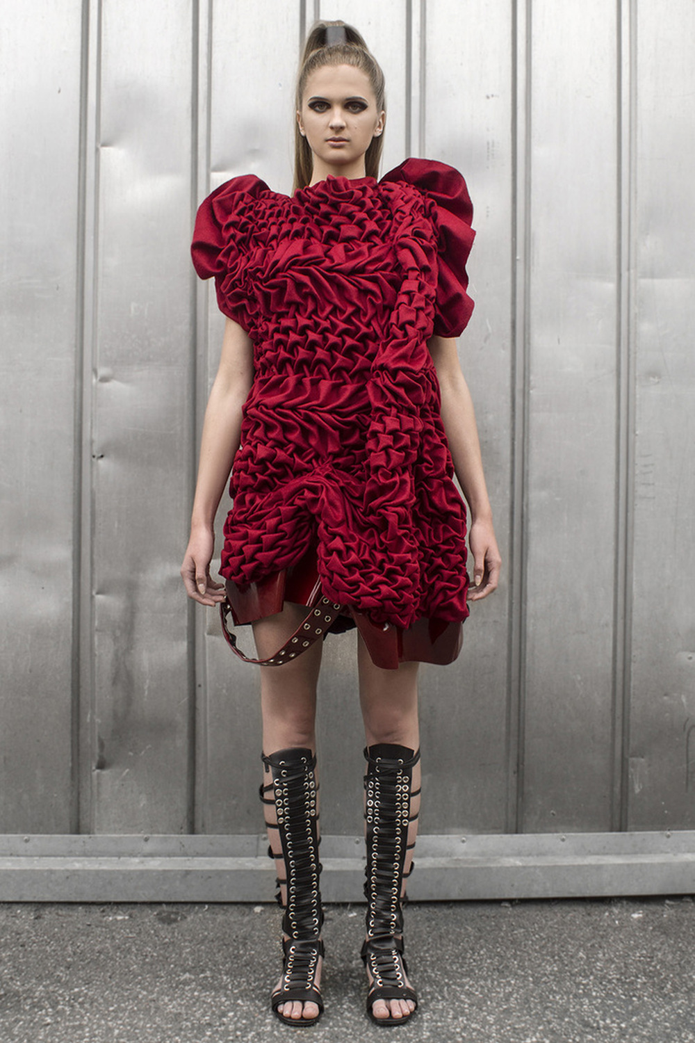 Look 5

Hand-smocked, sculptural fine cashmere dress with leather details 