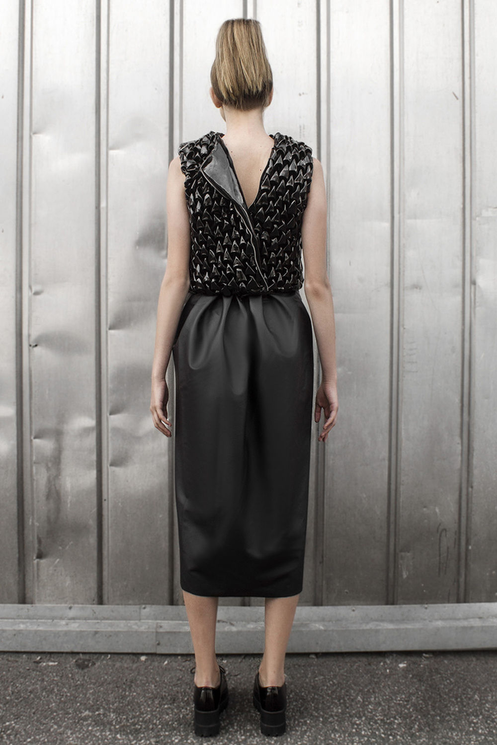 Look 7

Metal embellished and hand-smocked leather top with a long, matt leather skirt 