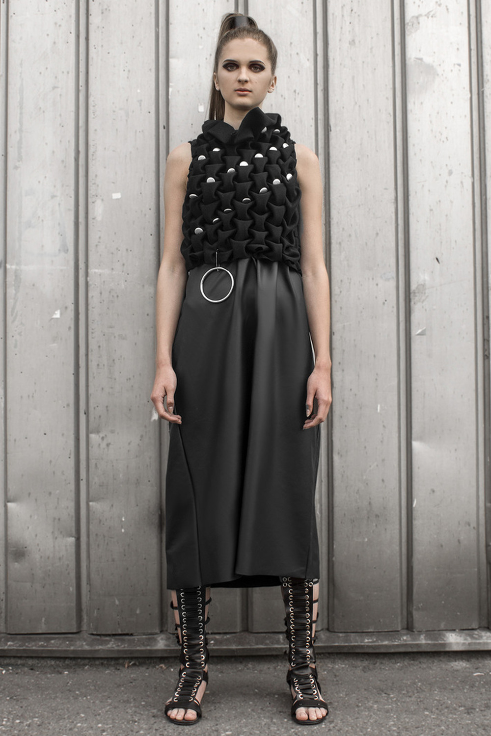 Look 10

Hand-smocked, fine cashmere top with raw metal embellishments and a leather skirt 