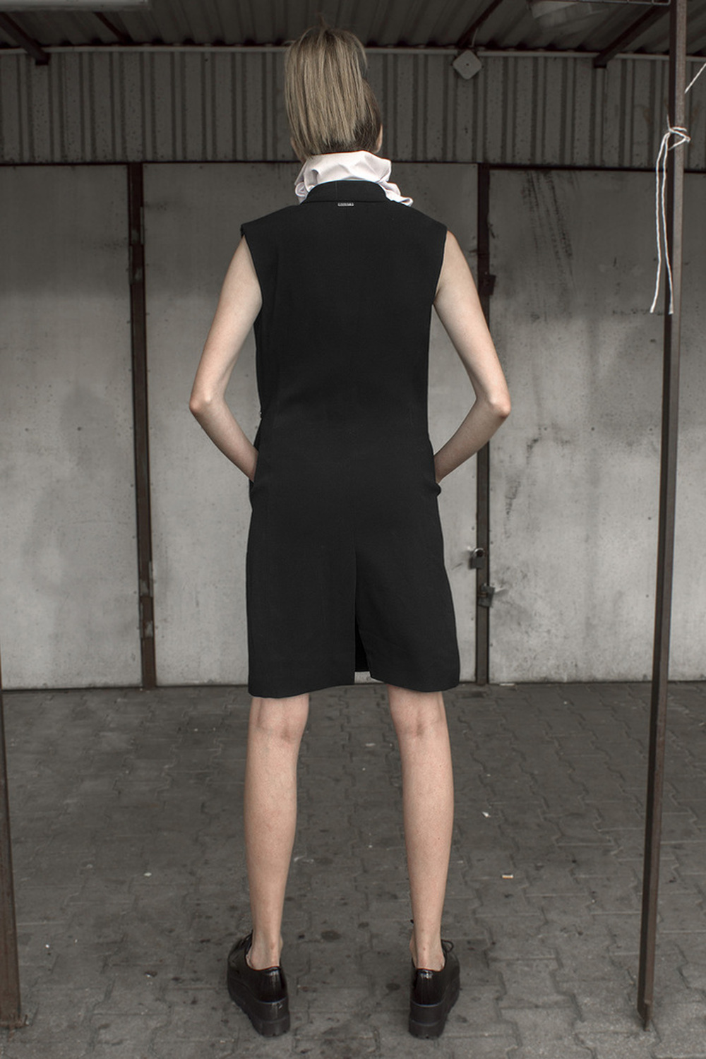 Look 11

Black, wool dress with a hand-smocked, leather  collar 