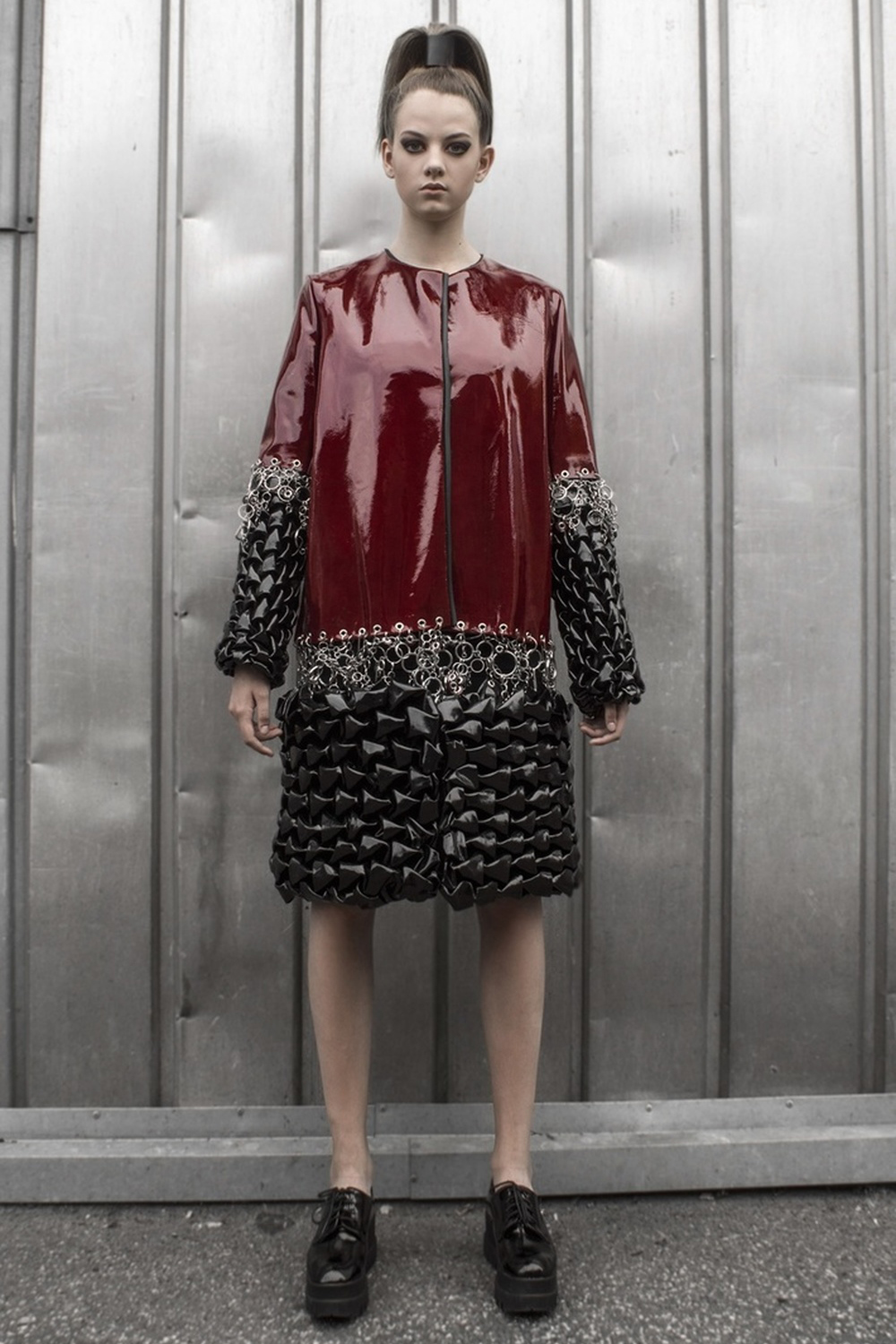 Look 2

Lacquered leather coat with raw metal embellishments and hand-smocked  3-D fabric. 