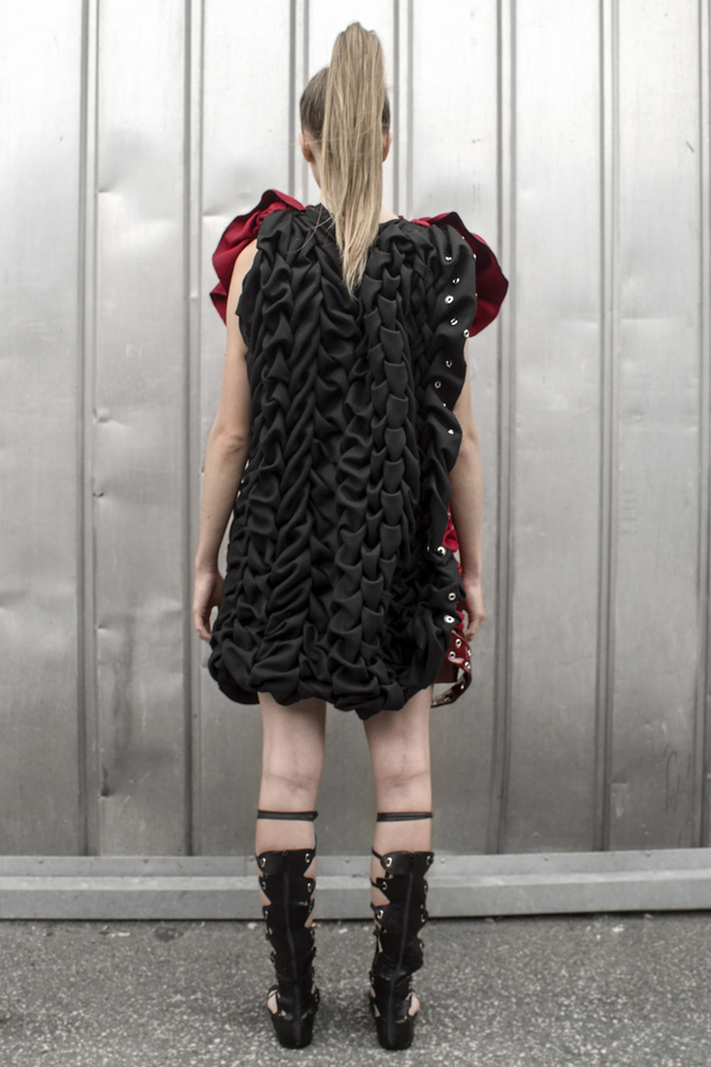 Look 5

Hand-smocked, sculptural fine cashmere dress with leather details 